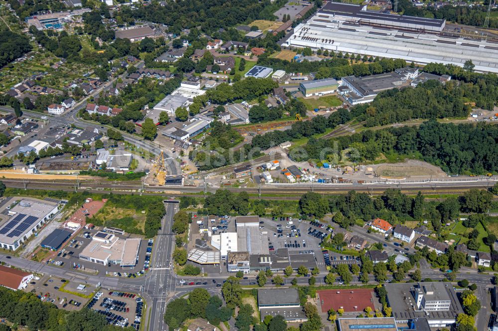 Dinslaken aus der Vogelperspektive: Baustelle des Straßenverlaufes Tunnel und Straßenbauarbeiten an der Willy-Brandt-Straße Bundesstraße B8 und Bahnlinie in Dinslaken im Bundesland Nordrhein-Westfalen, Deutschland