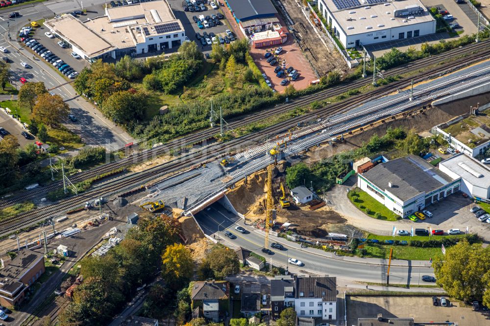 Dinslaken aus der Vogelperspektive: Baustelle des Straßenverlaufes Tunnel und Straßenbauarbeiten an der Willy-Brandt-Straße Bundesstraße B8 und Bahnlinie in Dinslaken im Bundesland Nordrhein-Westfalen, Deutschland