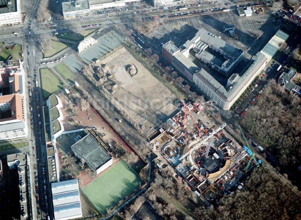 Luftbild Berlin - Kreuzberg - Baustelle des Tempodroms an Anhalter Bahnhof in Berlin - Kreuzberg.