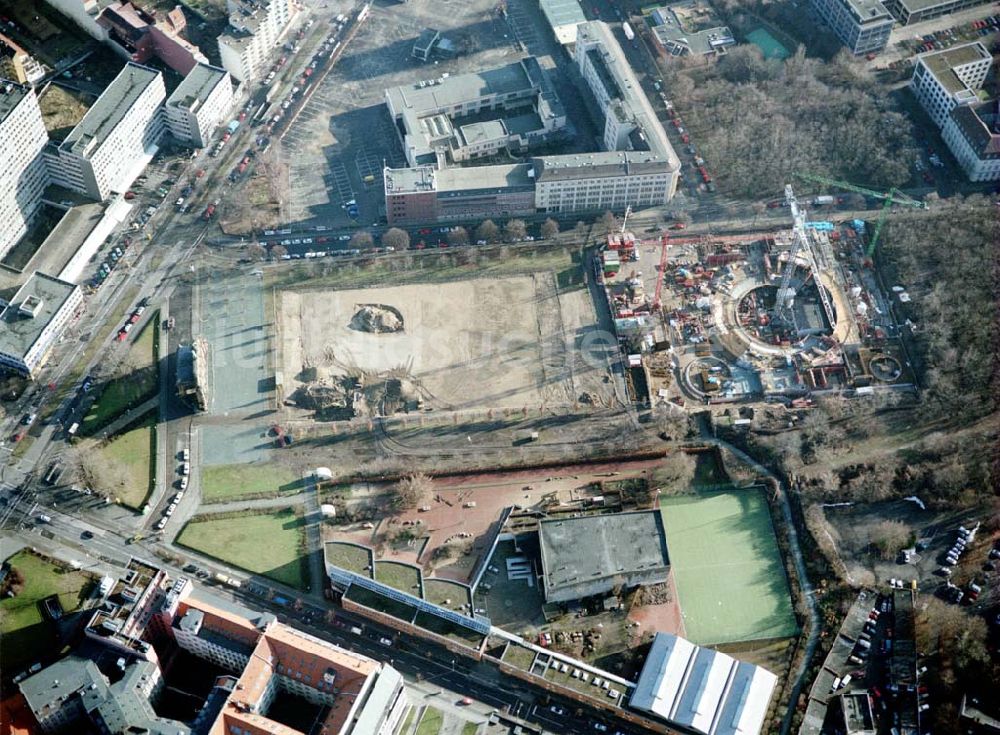 Luftaufnahme Berlin - Kreuzberg - Baustelle des Tempodroms an Anhalter Bahnhof in Berlin - Kreuzberg.