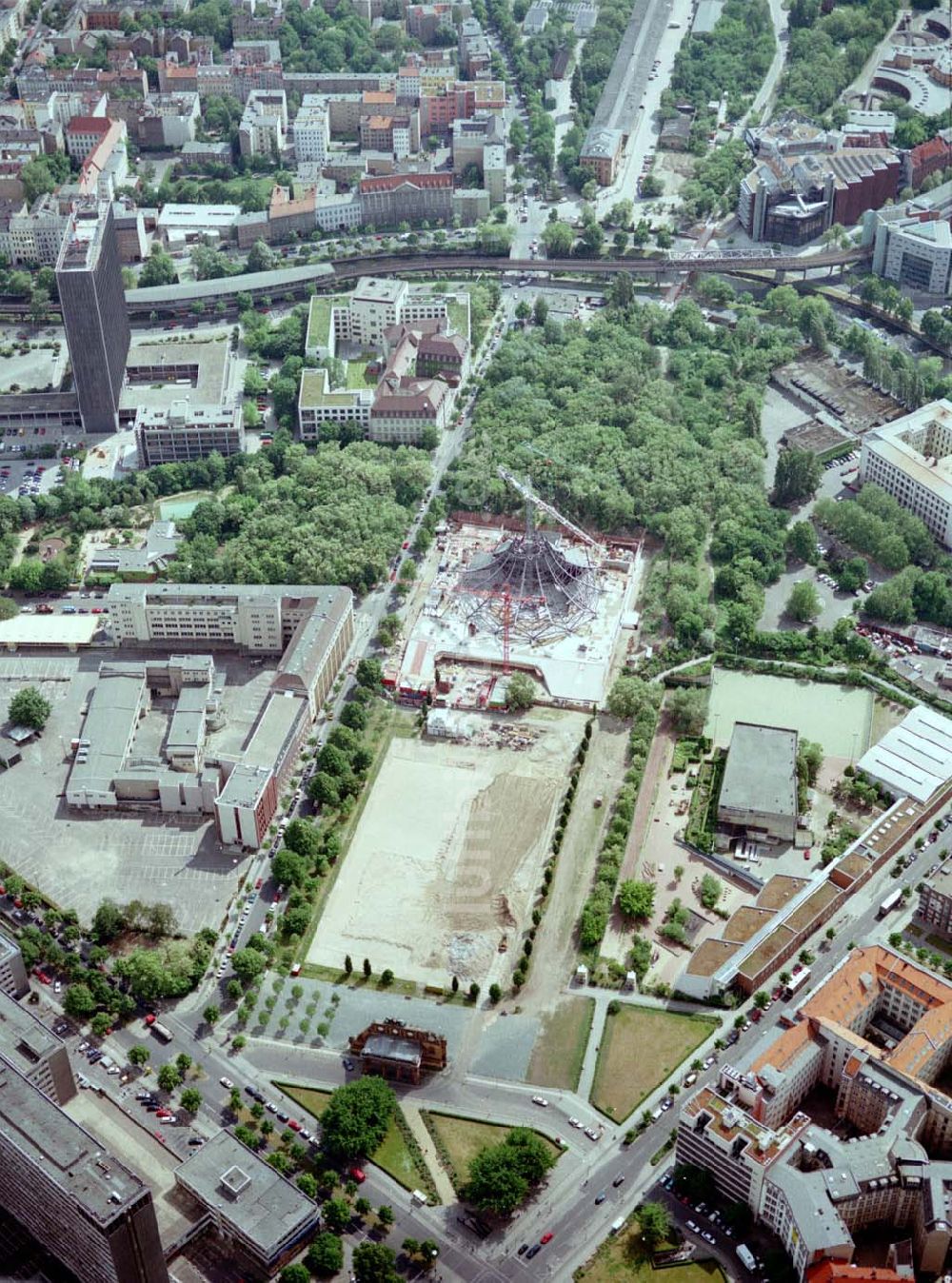 Potsdam von oben - Baustelle des Tempodroms an Anhalter Bahnhof in Berlin - Kreuzberg.