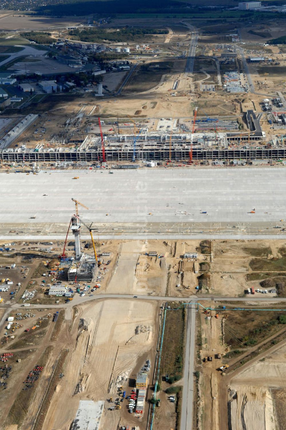 Schönefeld von oben - Baustelle Terminal und Bahnhof BBI (SXF) Flughafen Berlin-Schönefeld