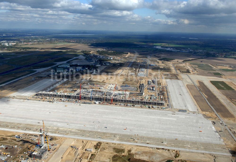 Schönefeld aus der Vogelperspektive: Baustelle Terminal und Bahnhof BBI (SXF) Flughafen Berlin-Schönefeld