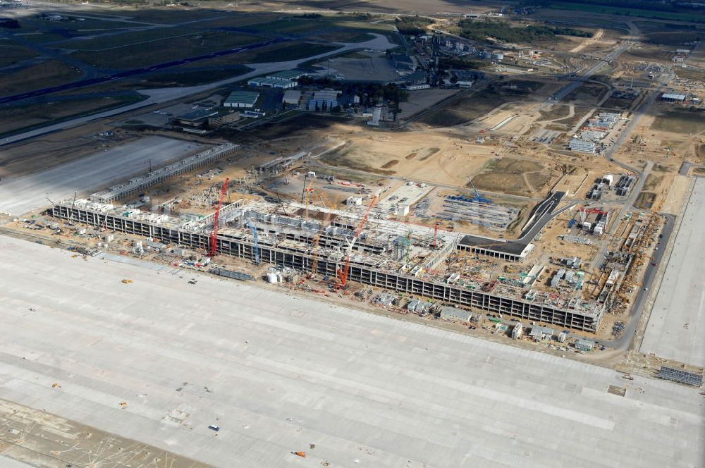 Luftbild Schönefeld - Baustelle Terminal und Bahnhof BBI (SXF) Flughafen Berlin-Schönefeld