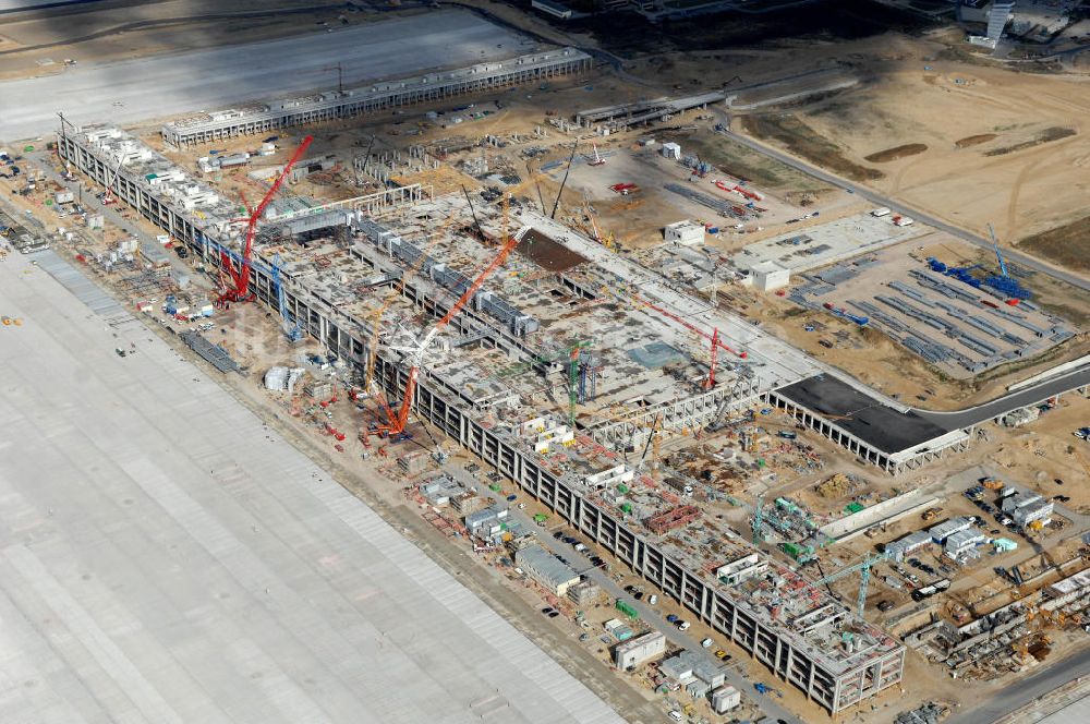 Schönefeld von oben - Baustelle Terminal und Bahnhof BBI (SXF) Flughafen Berlin-Schönefeld