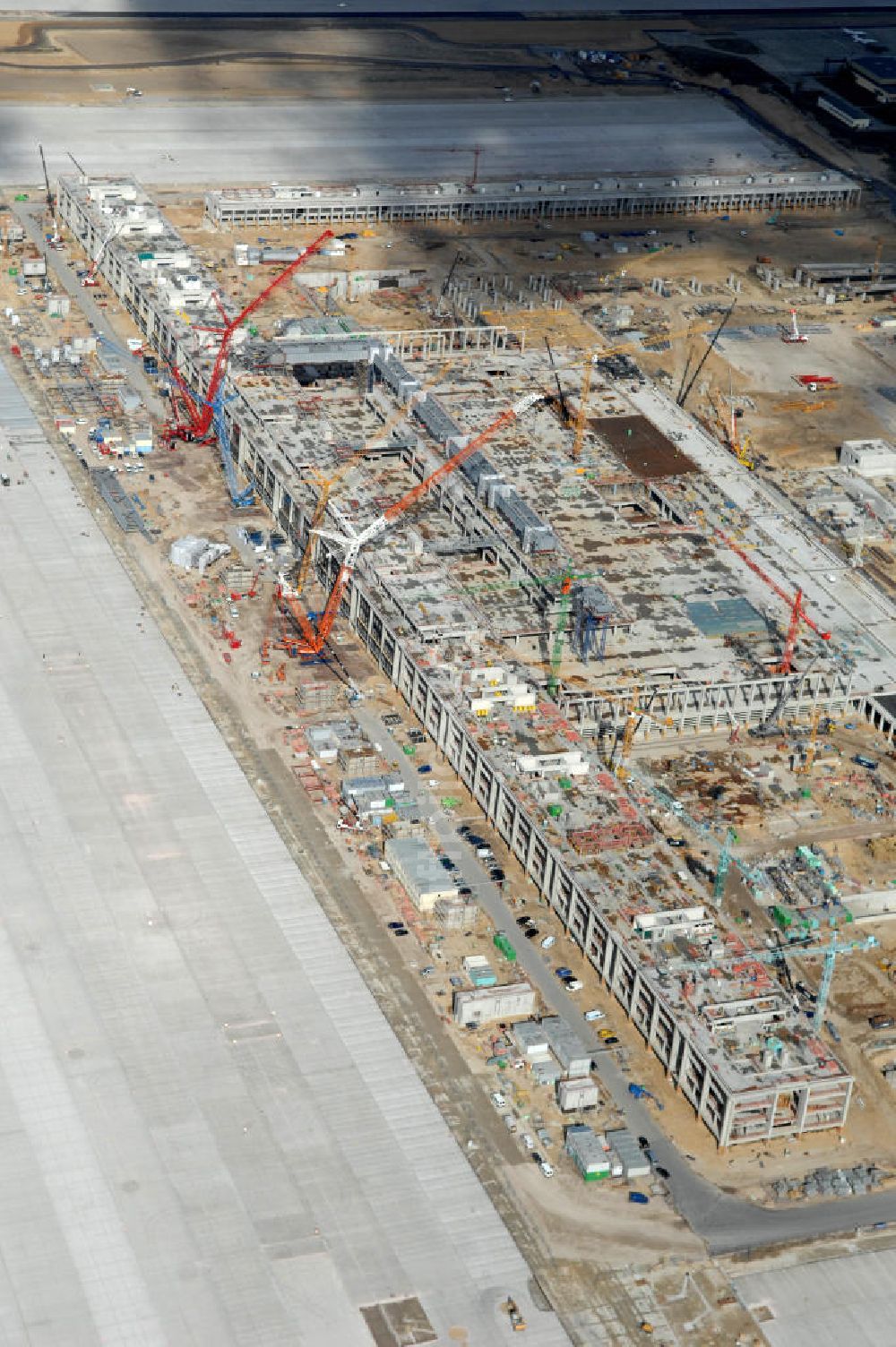 Schönefeld aus der Vogelperspektive: Baustelle Terminal und Bahnhof BBI (SXF) Flughafen Berlin-Schönefeld