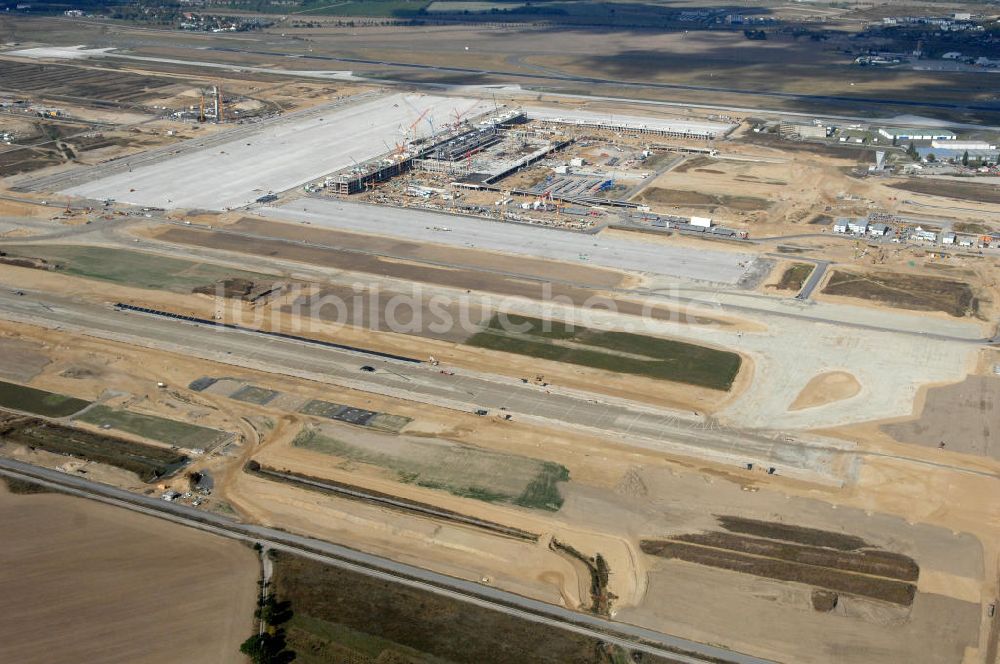 Schönefeld von oben - Baustelle Terminal und Bahnhof BBI (SXF) Flughafen Berlin-Schönefeld