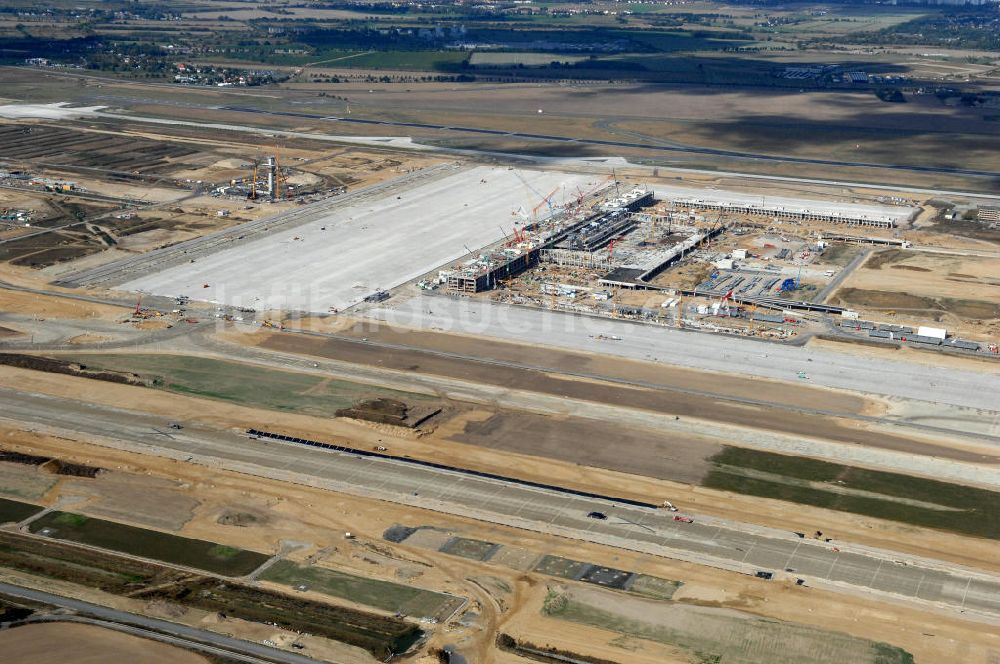 Schönefeld aus der Vogelperspektive: Baustelle Terminal und Bahnhof BBI (SXF) Flughafen Berlin-Schönefeld