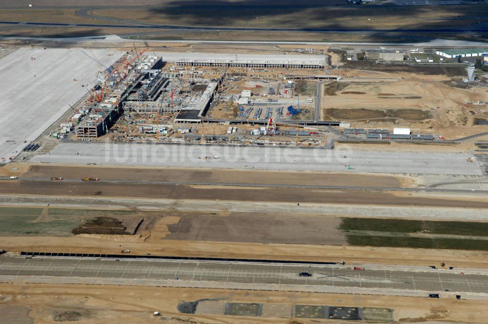 Luftbild Schönefeld - Baustelle Terminal und Bahnhof BBI (SXF) Flughafen Berlin-Schönefeld