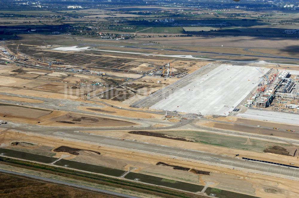 Luftaufnahme Schönefeld - Baustelle Terminal und Bahnhof BBI (SXF) Flughafen Berlin-Schönefeld