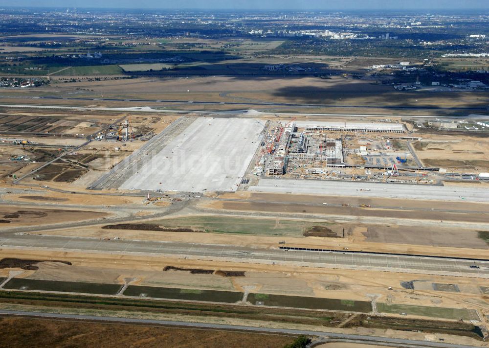 Schönefeld von oben - Baustelle Terminal und Bahnhof BBI (SXF) Flughafen Berlin-Schönefeld