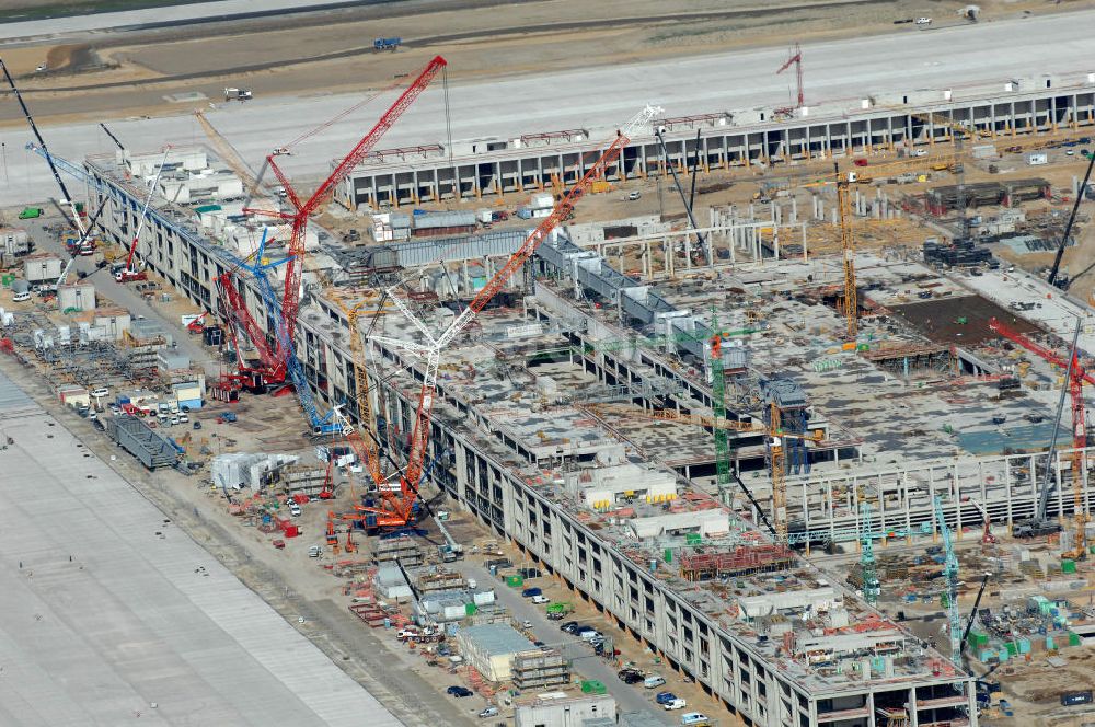 Schönefeld aus der Vogelperspektive: Baustelle Terminal und Bahnhof BBI (SXF) Flughafen Berlin-Schönefeld