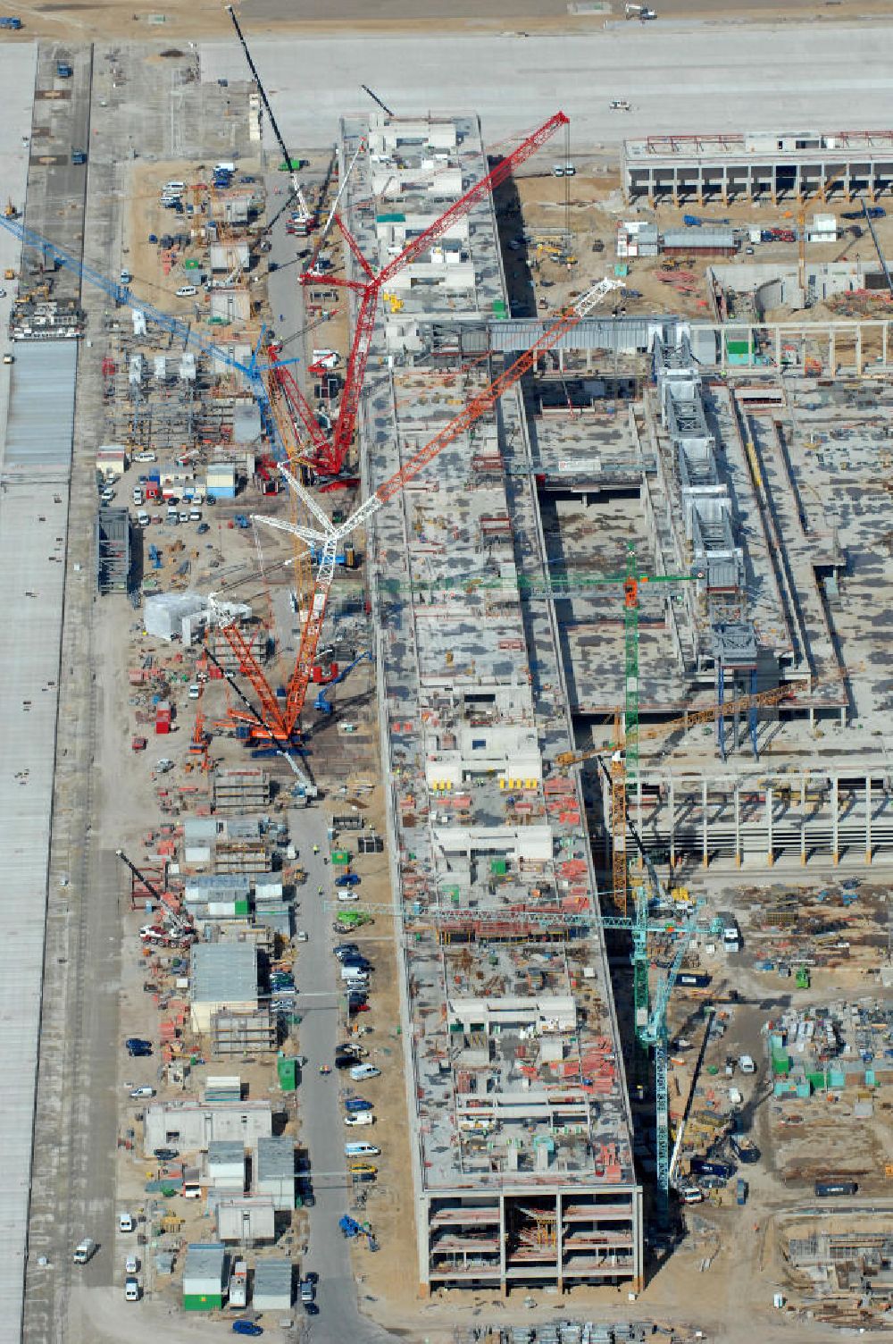 Schönefeld von oben - Baustelle Terminal und Bahnhof BBI (SXF) Flughafen Berlin-Schönefeld