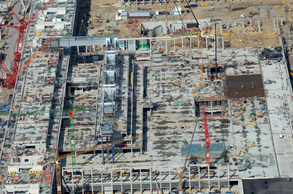 Schönefeld aus der Vogelperspektive: Baustelle Terminal und Bahnhof BBI (SXF) Flughafen Berlin-Schönefeld