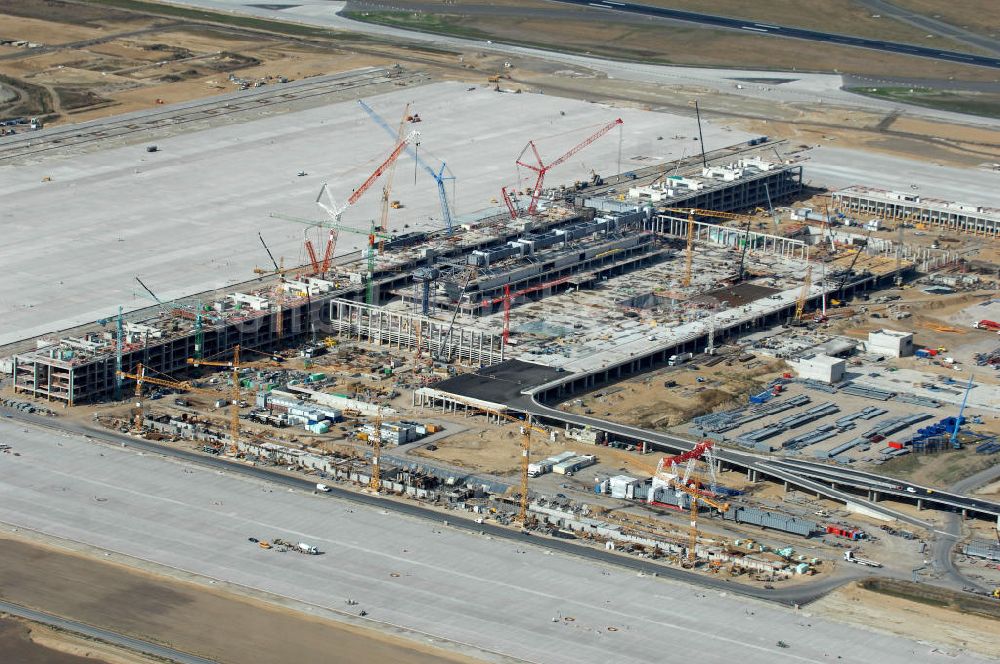 Luftaufnahme Schönefeld - Baustelle Terminal und Bahnhof BBI (SXF) Flughafen Berlin-Schönefeld