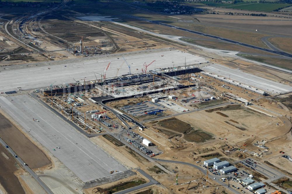 Schönefeld von oben - Baustelle Terminal und Bahnhof BBI (SXF) Flughafen Berlin-Schönefeld