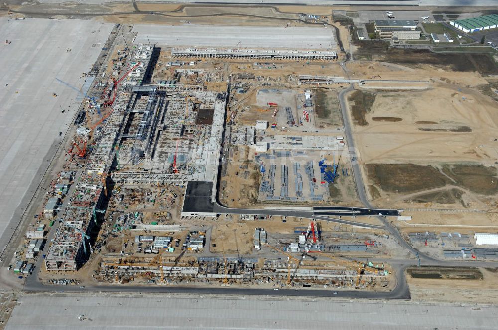 Schönefeld aus der Vogelperspektive: Baustelle Terminal und Bahnhof BBI (SXF) Flughafen Berlin-Schönefeld