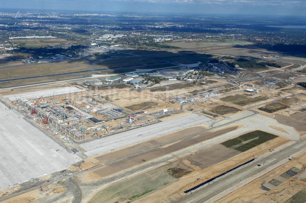 Schönefeld aus der Vogelperspektive: Baustelle Terminal und Bahnhof BBI (SXF) Flughafen Berlin-Schönefeld