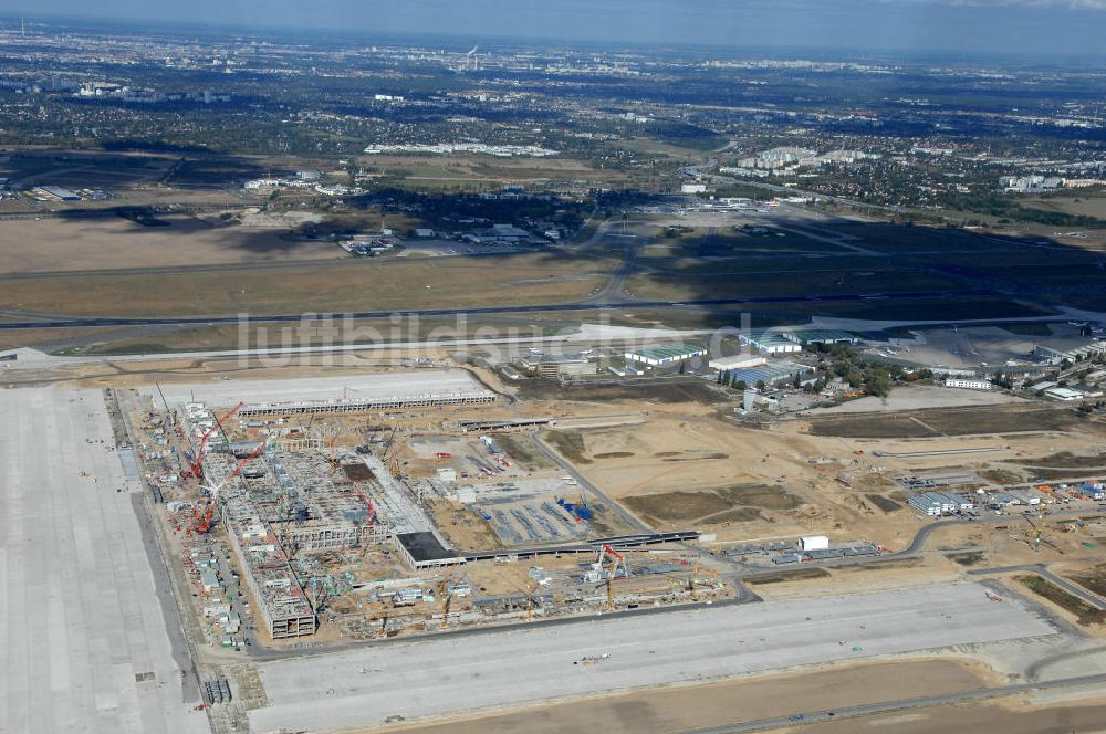 Luftaufnahme Schönefeld - Baustelle Terminal und Bahnhof BBI (SXF) Flughafen Berlin-Schönefeld