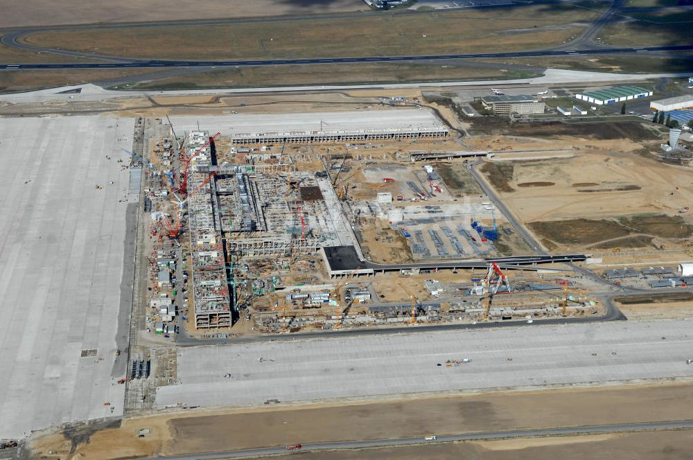 Schönefeld von oben - Baustelle Terminal und Bahnhof BBI (SXF) Flughafen Berlin-Schönefeld