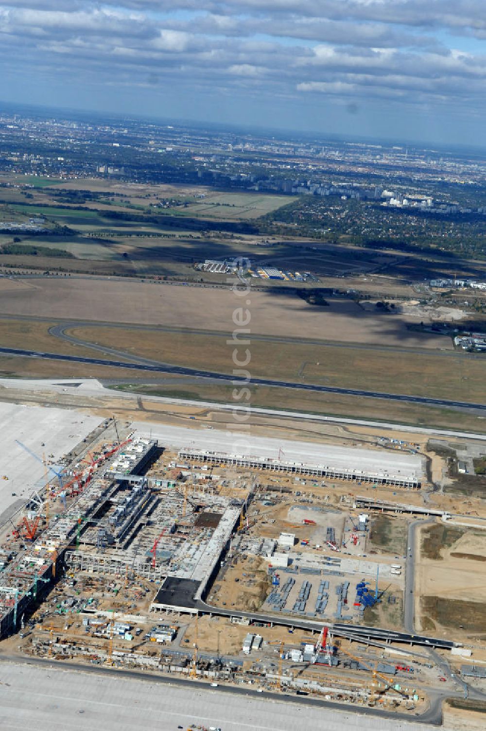 Schönefeld aus der Vogelperspektive: Baustelle Terminal und Bahnhof BBI (SXF) Flughafen Berlin-Schönefeld