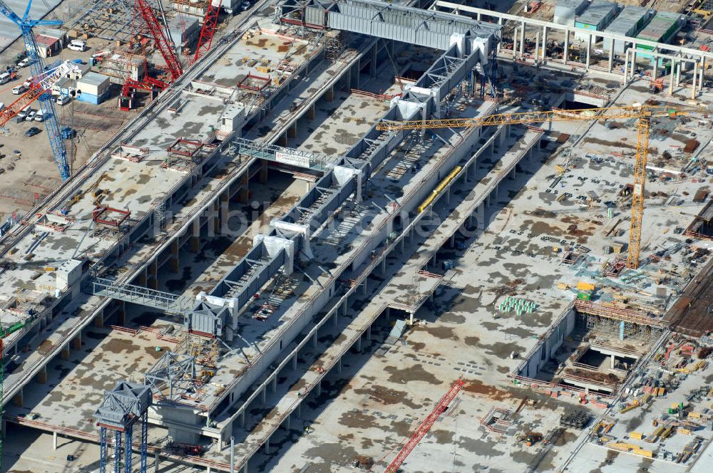 Schönefeld von oben - Baustelle Terminal und Bahnhof BBI (SXF) Flughafen Berlin-Schönefeld