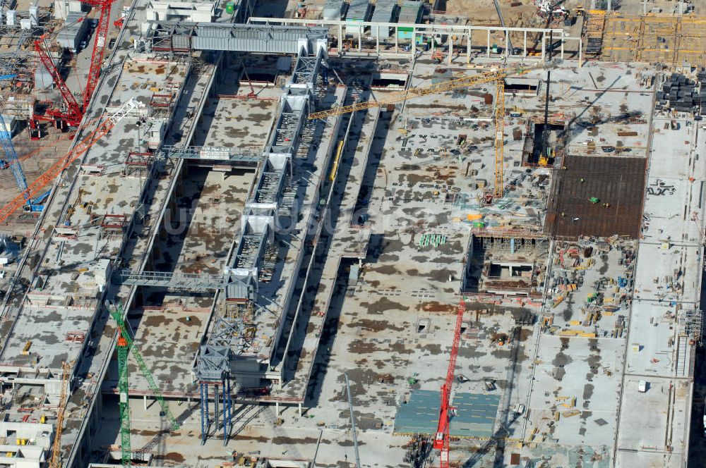 Schönefeld aus der Vogelperspektive: Baustelle Terminal und Bahnhof BBI (SXF) Flughafen Berlin-Schönefeld