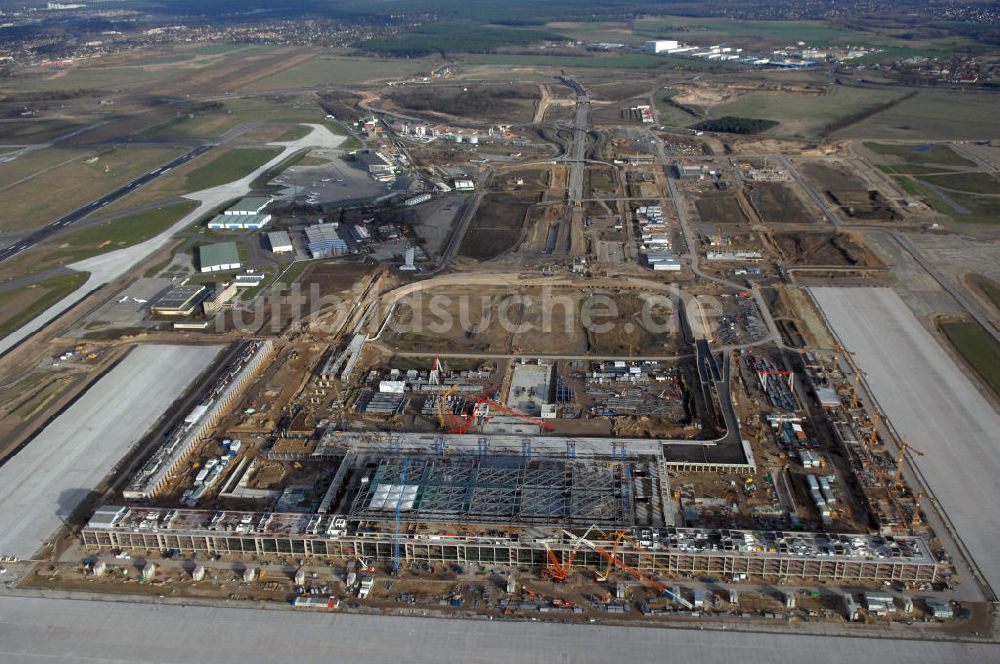 Schönefeld von oben - Baustelle Terminal und Bahnhof BBI (SXF) Flughafen Berlin-Schönefeld