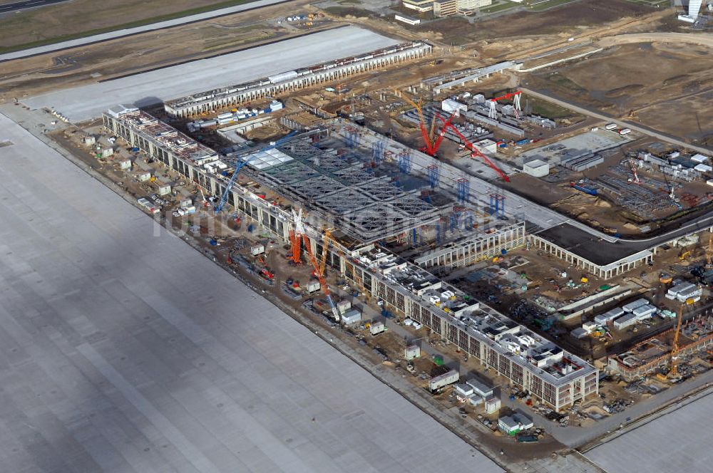 Schönefeld aus der Vogelperspektive: Baustelle Terminal und Bahnhof BBI (SXF) Flughafen Berlin-Schönefeld