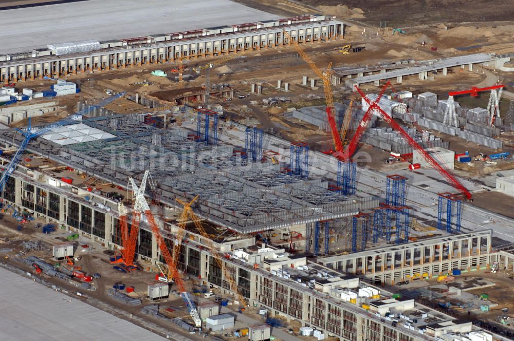 Schönefeld von oben - Baustelle Terminal und Bahnhof BBI (SXF) Flughafen Berlin-Schönefeld