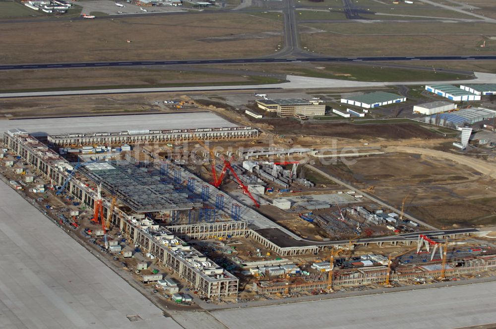 Schönefeld aus der Vogelperspektive: Baustelle Terminal und Bahnhof BBI (SXF) Flughafen Berlin-Schönefeld