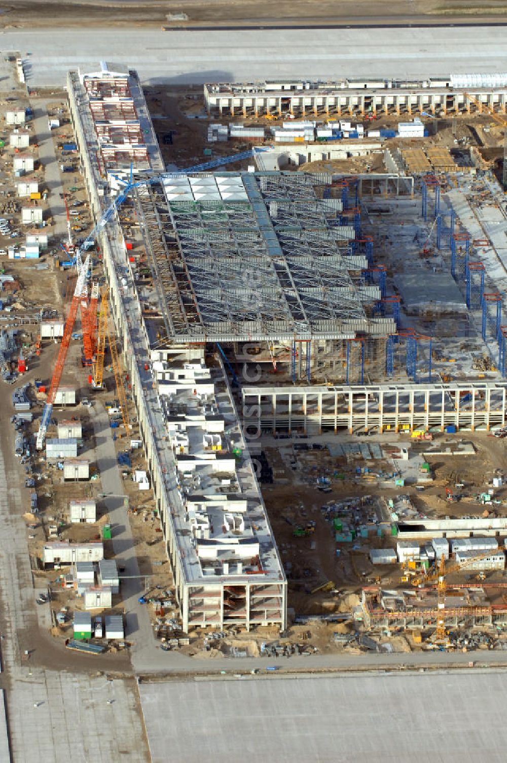 Schönefeld von oben - Baustelle Terminal und Bahnhof BBI (SXF) Flughafen Berlin-Schönefeld