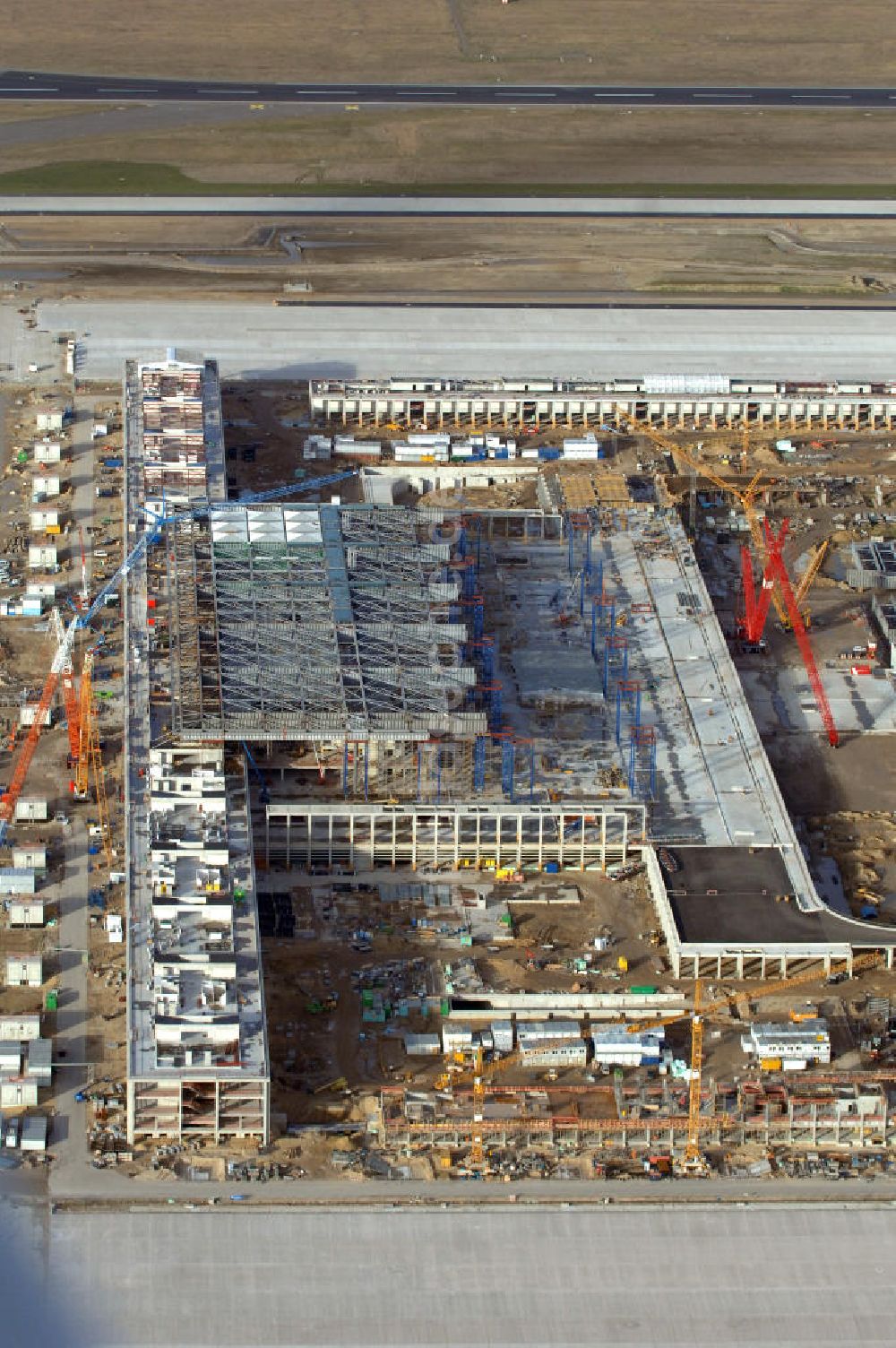 Schönefeld aus der Vogelperspektive: Baustelle Terminal und Bahnhof BBI (SXF) Flughafen Berlin-Schönefeld