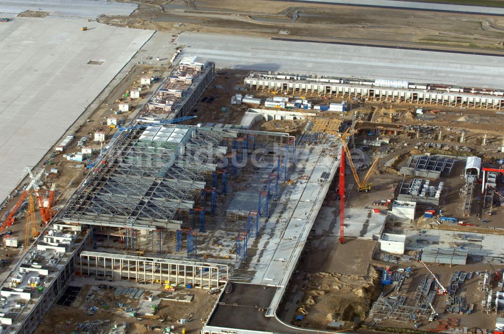 Schönefeld von oben - Baustelle Terminal und Bahnhof BBI (SXF) Flughafen Berlin-Schönefeld