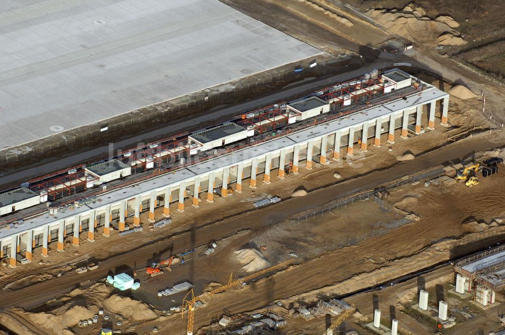 Schönefeld aus der Vogelperspektive: Baustelle Terminal und Bahnhof BBI (SXF) Flughafen Berlin-Schönefeld