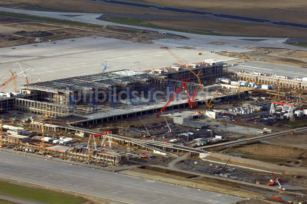 Schönefeld von oben - Baustelle Terminal und Bahnhof BBI (SXF) Flughafen Berlin-Schönefeld