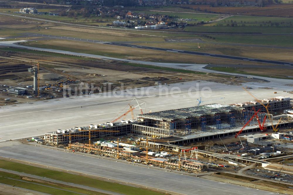 Schönefeld aus der Vogelperspektive: Baustelle Terminal und Bahnhof BBI (SXF) Flughafen Berlin-Schönefeld