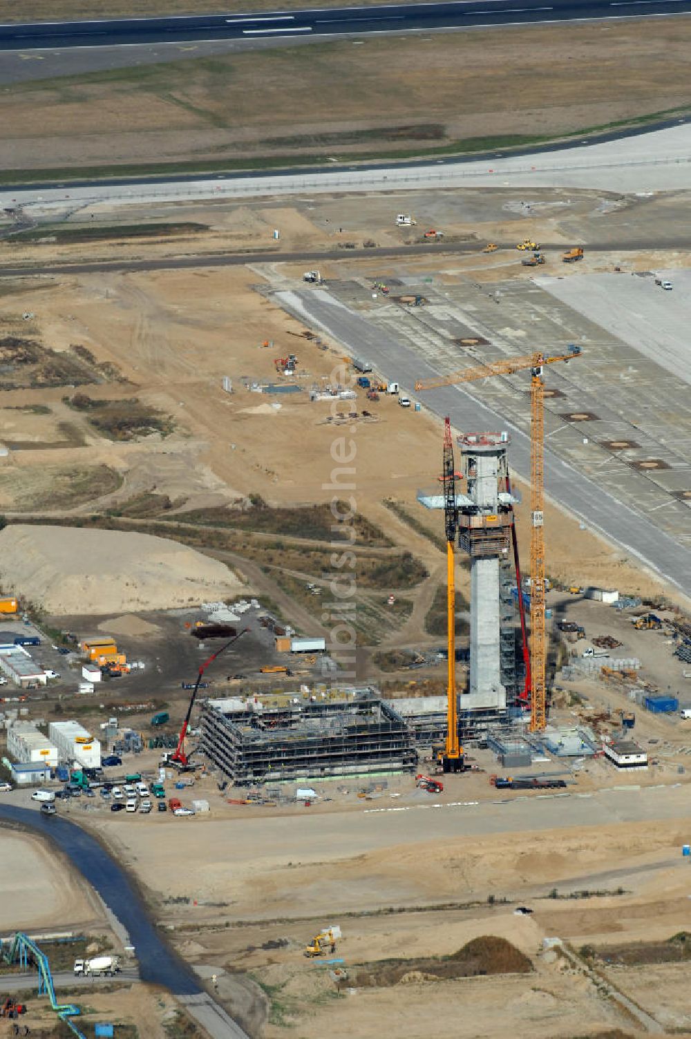 Schönefeld von oben - Baustelle Tower auf der Großbaustelle BBI (SXF) Flughafen Berlin - Schönefeld