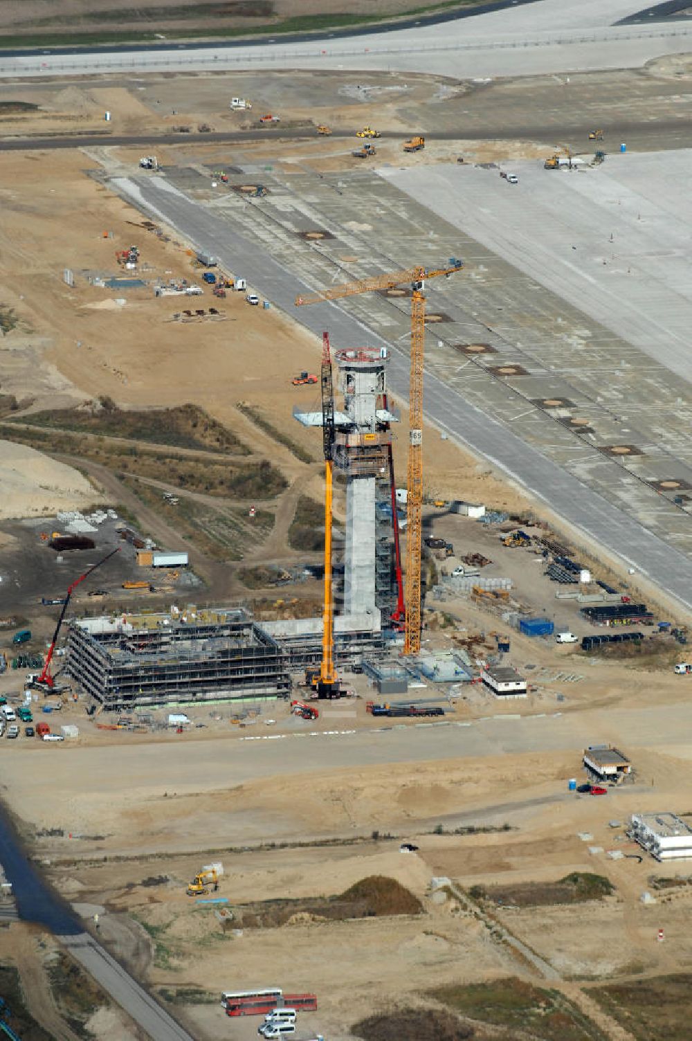 Schönefeld aus der Vogelperspektive: Baustelle Tower auf der Großbaustelle BBI (SXF) Flughafen Berlin - Schönefeld