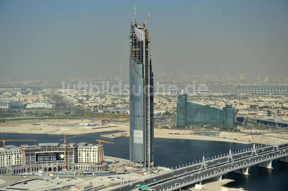 Dubai aus der Vogelperspektive: Baustelle des D1 Tower und des Palazzo Versace in Dubai