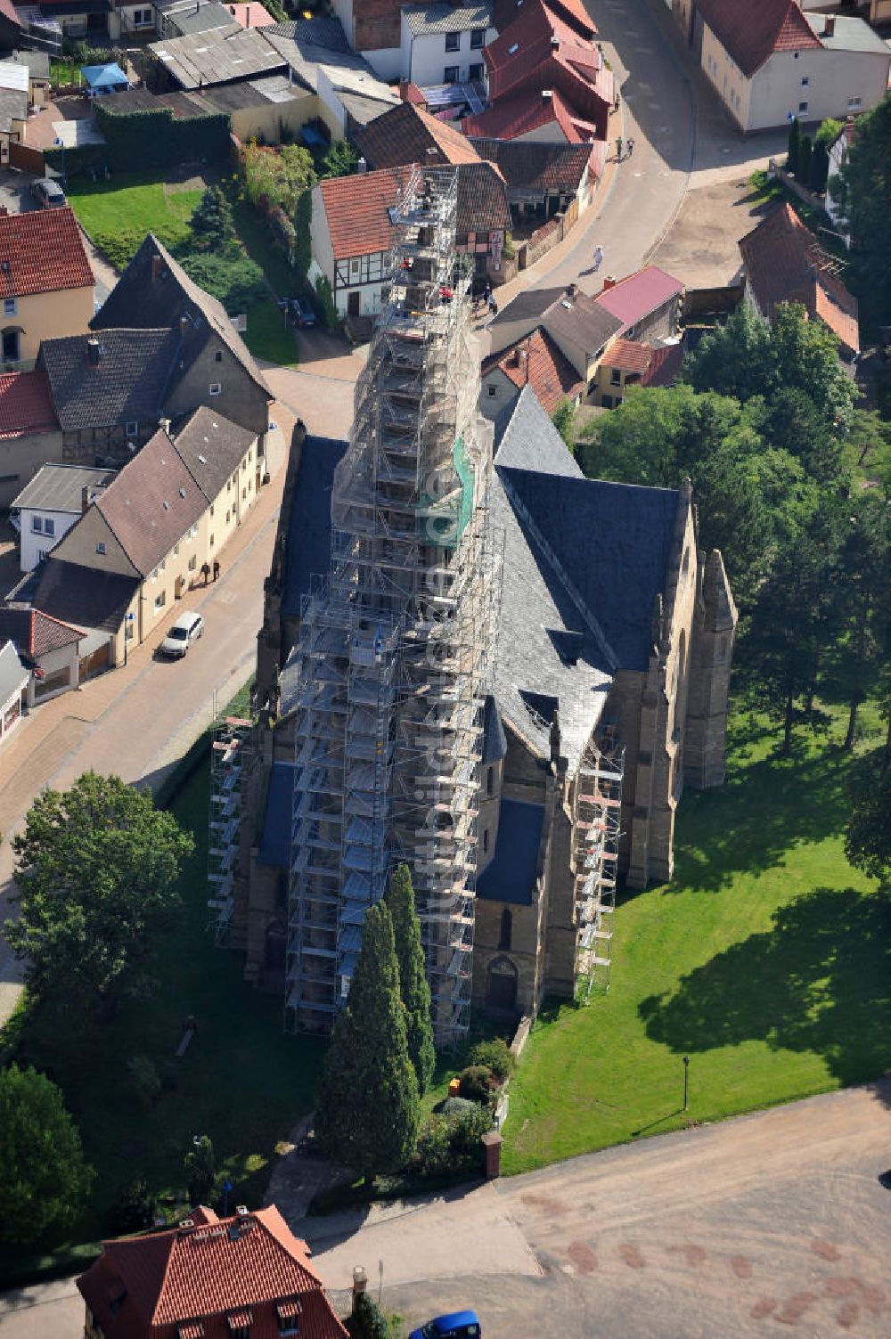 Südharz OT Roßla von oben - Baustelle an der St. Trinitatis-Kirche in Roßla in Sachsen-Anhalt