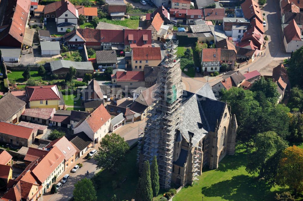 Südharz OT Roßla aus der Vogelperspektive: Baustelle an der St. Trinitatis-Kirche in Roßla in Sachsen-Anhalt