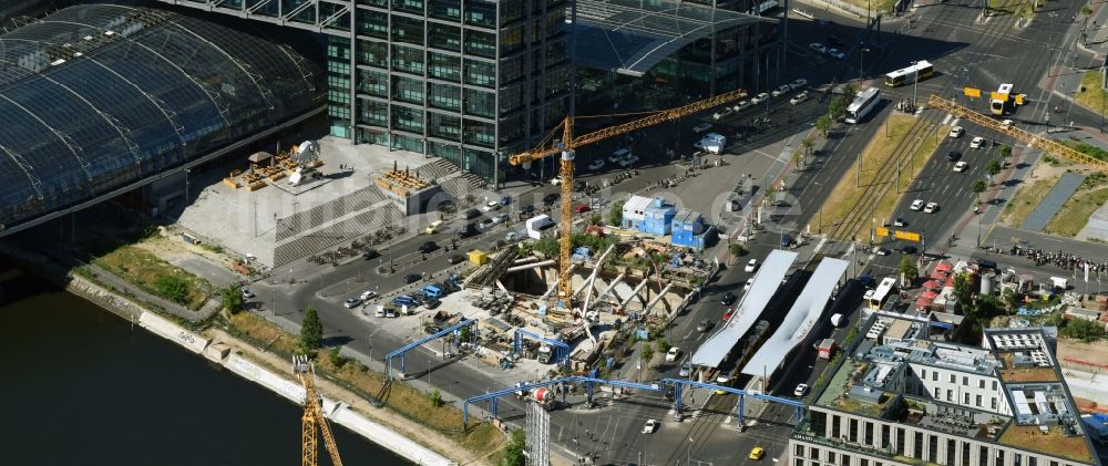 Luftbild Berlin - Baustelle mit Tunnelführungsarbeiten für die Streckenführung und den Verlauf S 21 Baugrube B und Tunnelrohbau im Bereich Gebäudekomplex entlang der Invalidenstraße im Ortsteil Mitte in Berlin, Deutschland