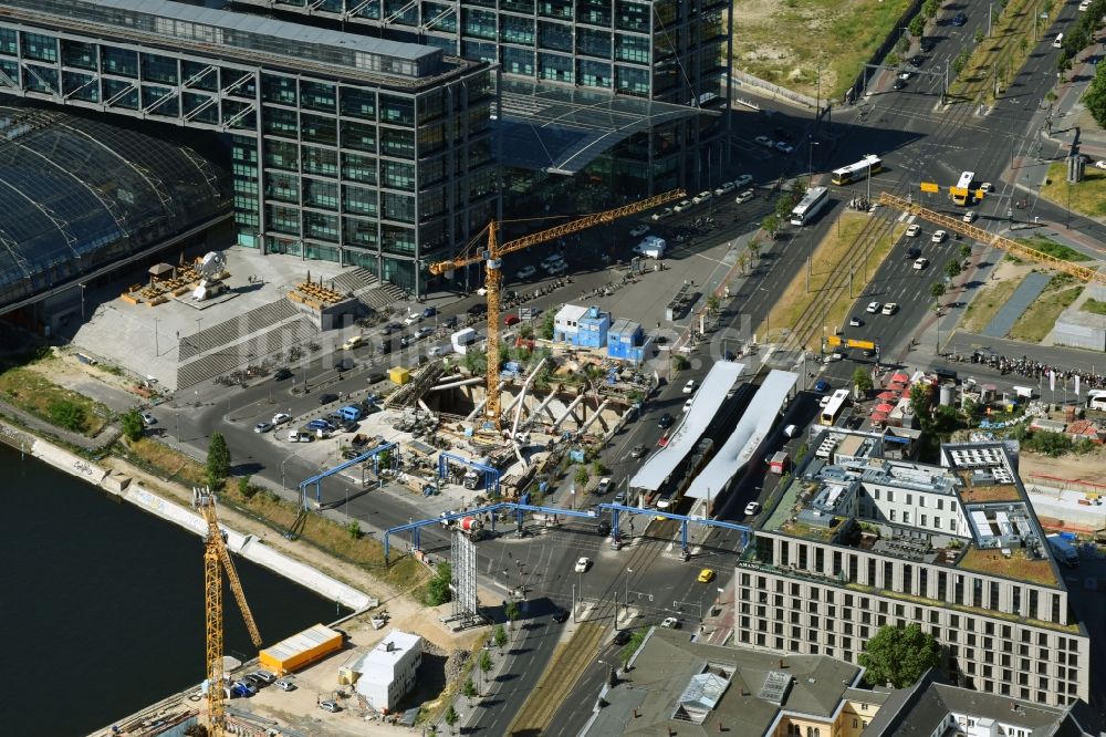 Luftaufnahme Berlin - Baustelle mit Tunnelführungsarbeiten für die Streckenführung und den Verlauf S 21 Baugrube B und Tunnelrohbau im Bereich Gebäudekomplex entlang der Invalidenstraße im Ortsteil Mitte in Berlin, Deutschland