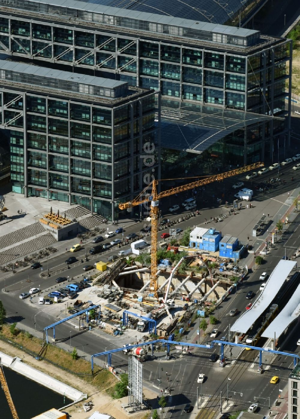 Berlin von oben - Baustelle mit Tunnelführungsarbeiten für die Streckenführung und den Verlauf S 21 Baugrube B und Tunnelrohbau im Bereich Gebäudekomplex entlang der Invalidenstraße im Ortsteil Mitte in Berlin, Deutschland