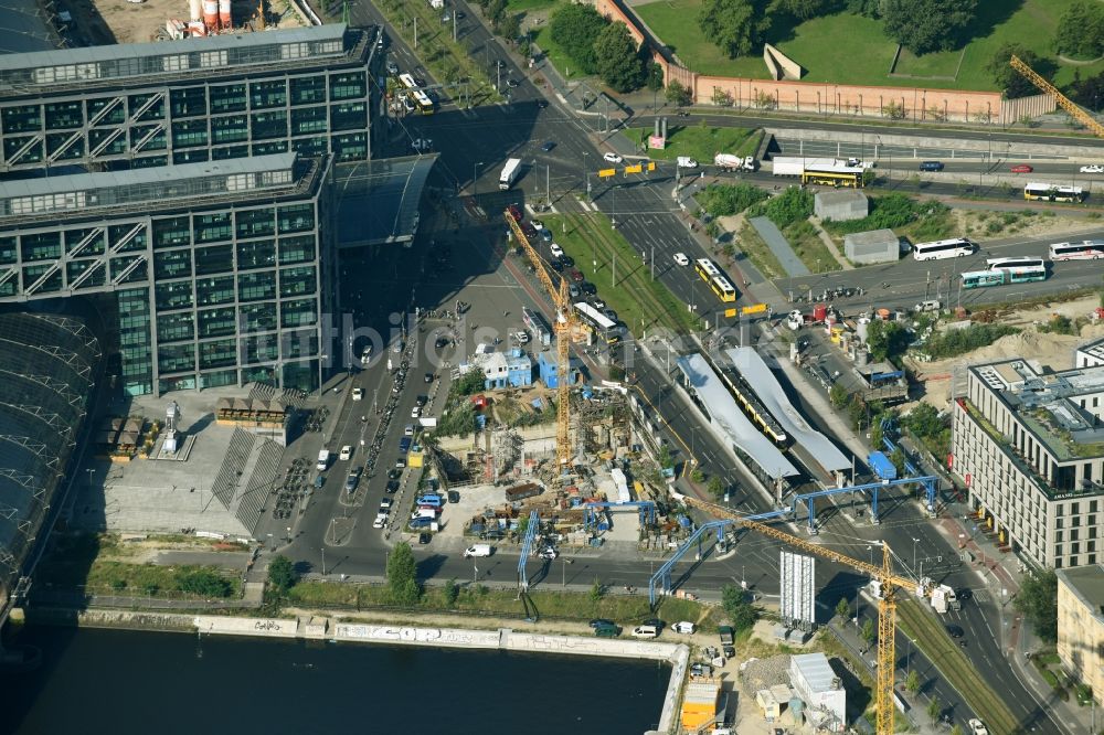 Luftbild Berlin - Baustelle mit Tunnelführungsarbeiten für die Streckenführung und den Verlauf S 21 Baugrube B und Tunnelrohbau im Bereich Gebäudekomplex entlang der Invalidenstraße im Ortsteil Mitte in Berlin, Deutschland