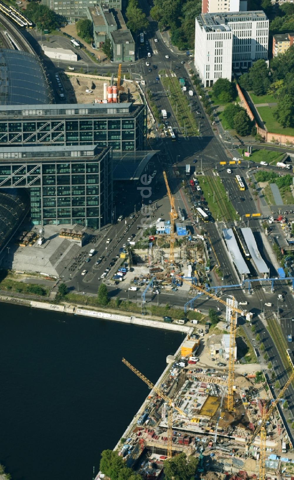 Luftaufnahme Berlin - Baustelle mit Tunnelführungsarbeiten für die Streckenführung und den Verlauf S 21 Baugrube B und Tunnelrohbau im Bereich Gebäudekomplex entlang der Invalidenstraße im Ortsteil Mitte in Berlin, Deutschland