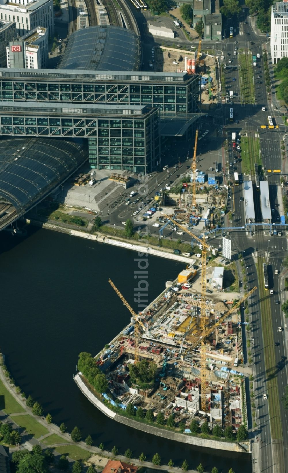 Berlin von oben - Baustelle mit Tunnelführungsarbeiten für die Streckenführung und den Verlauf S 21 Baugrube B und Tunnelrohbau im Bereich Gebäudekomplex entlang der Invalidenstraße im Ortsteil Mitte in Berlin, Deutschland