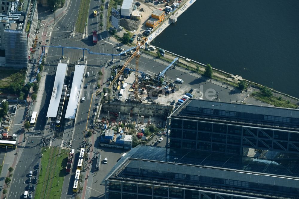 Berlin aus der Vogelperspektive: Baustelle mit Tunnelführungsarbeiten für die Streckenführung und den Verlauf S 21 Baugrube B und Tunnelrohbau im Bereich Gebäudekomplex entlang der Invalidenstraße im Ortsteil Mitte in Berlin, Deutschland