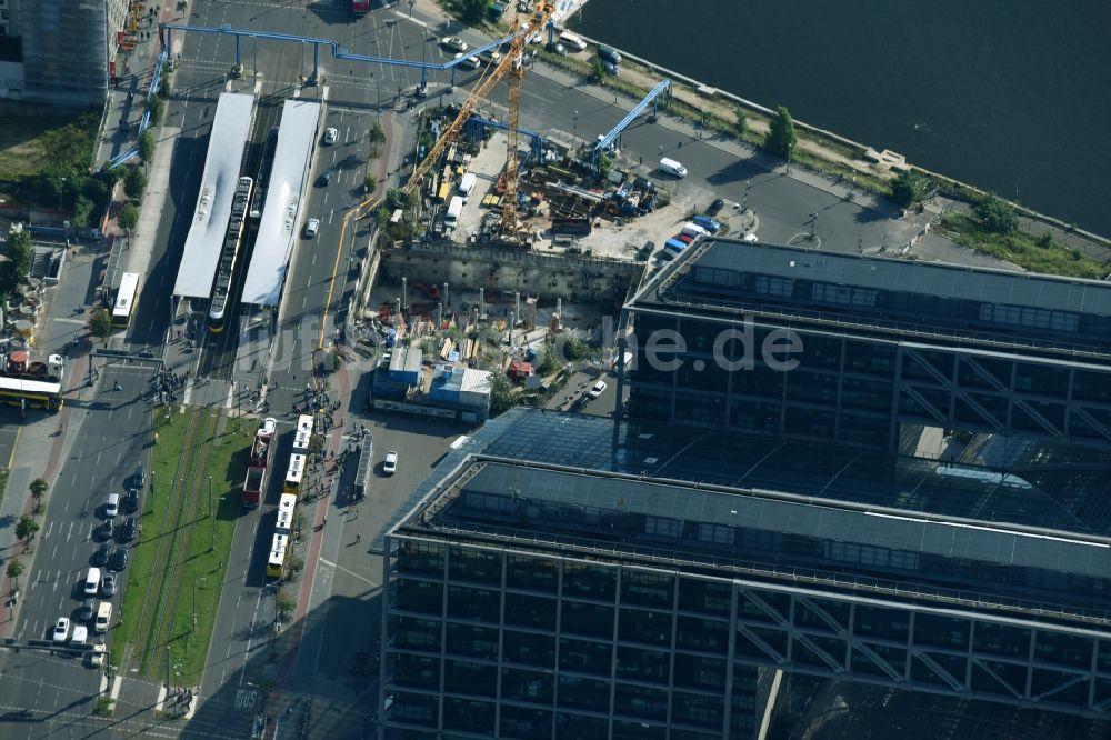 Luftbild Berlin - Baustelle mit Tunnelführungsarbeiten für die Streckenführung und den Verlauf S 21 Baugrube B und Tunnelrohbau im Bereich Gebäudekomplex entlang der Invalidenstraße im Ortsteil Mitte in Berlin, Deutschland